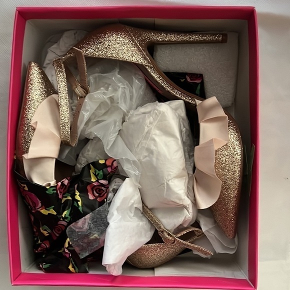 NEW!!! Betsey Johnson Portia Gold Glitter Ruffle Pumps Size 7.5 - Picture 2 of 9